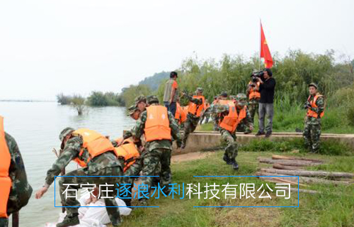 河南黃河沿岸地帶，利用防汛沙袋進(jìn)行擋水工作